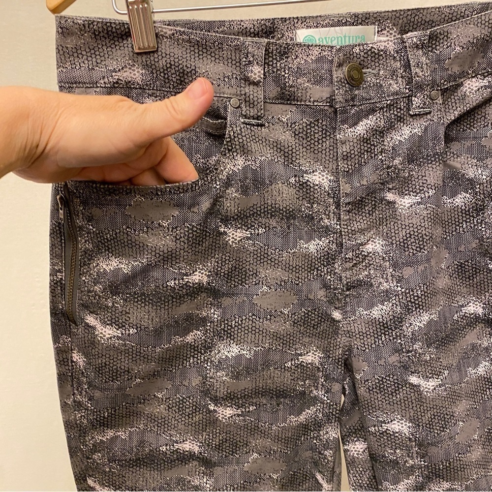 Aventura 6 Blake Print Skinny Pants Reptile Camo Print Taupe Gray Organic Cotton - Picture 9 of 16